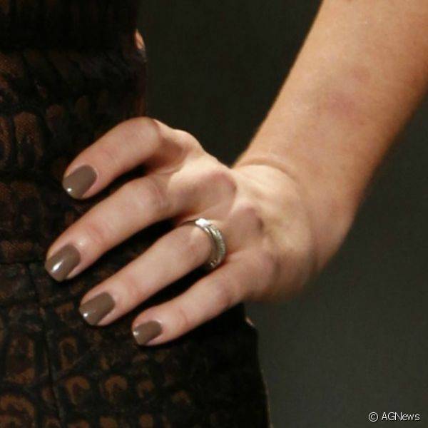 A atriz Leandra Leal optou por um esmalte amarronzado com acabamento brilhoso